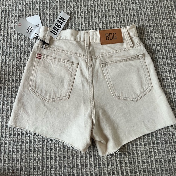 Urban outfitters BDG cream jean shorts - Picture 2 of 3